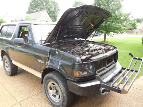 1983 Ford Bronco - Good weather today, so I'm swapping body parts.