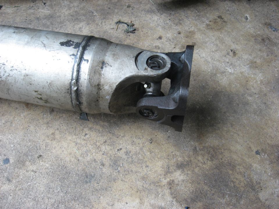Driveshaft U-joint with a flanged connection