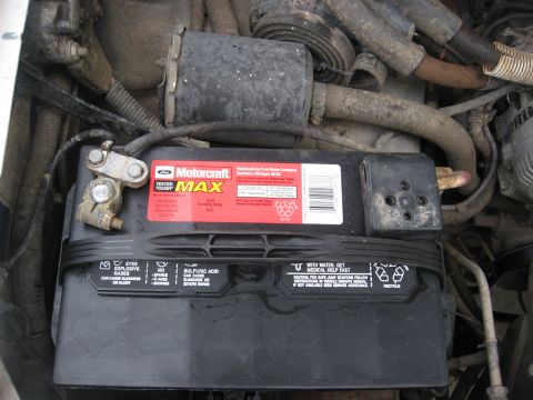 1994 Ford Bronco - My crappy "temporary" terminals with my nice new battery.