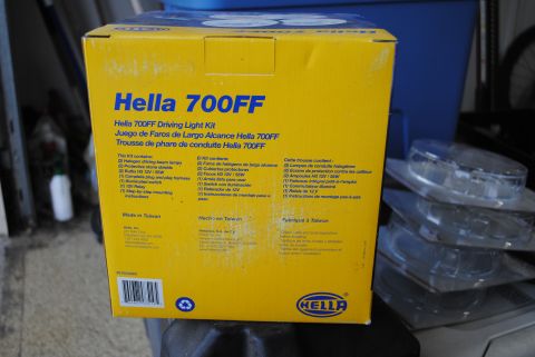 1986 Ford Bronco - Box for Hella 700FF Driving Light Kit, showing contents and multilingual descriptions.
