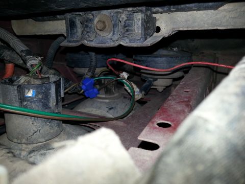1995 Ford Bronco - Close-up view of vehicle wiring and horns, with a Supermotors watermark visible.