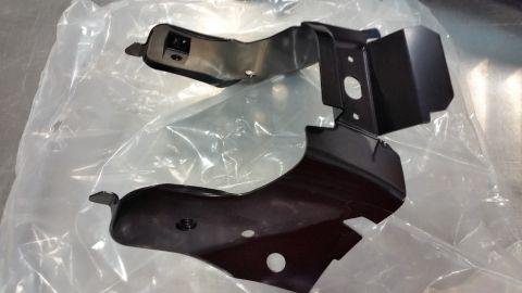 2015 Chevrolet new - Two black metal automotive parts are shown in plastic packaging, with a website logo at the bottom right.