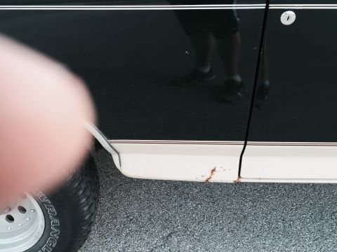 1993 Ford Bronco - Rust is visible on the lower trim of this two-tone SUV door.