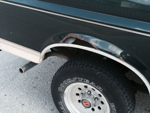 1993 Ford Bronco - Lovely fender rust, passenger side.