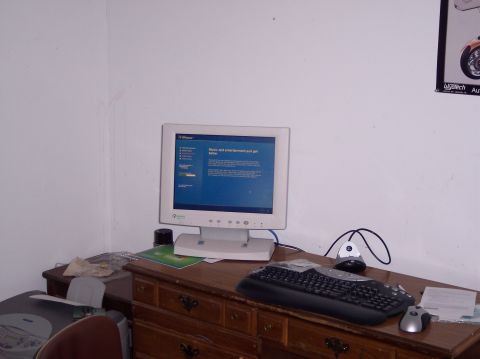 1990 Ford Bronco - A computer monitor shows the Windows setup screen, positioned on a wooden desk with a keyboard and mouse.