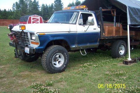 1973 Ford F-250 - This 1973 Ford F-250 pickup truck features a flatbed and a tow hitch, seen here in a three-quarter front view.