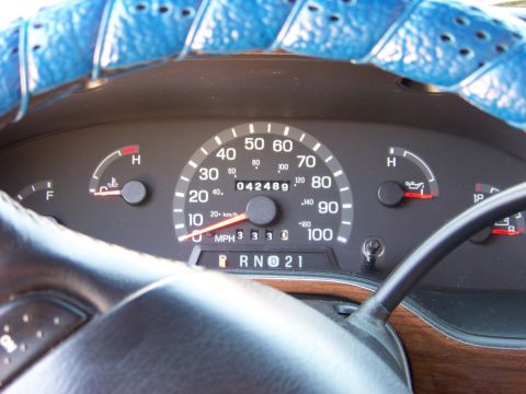 2000 Ford E150 - The vehicle's dashboard shows the speedometer, odometer, and gear indicator.