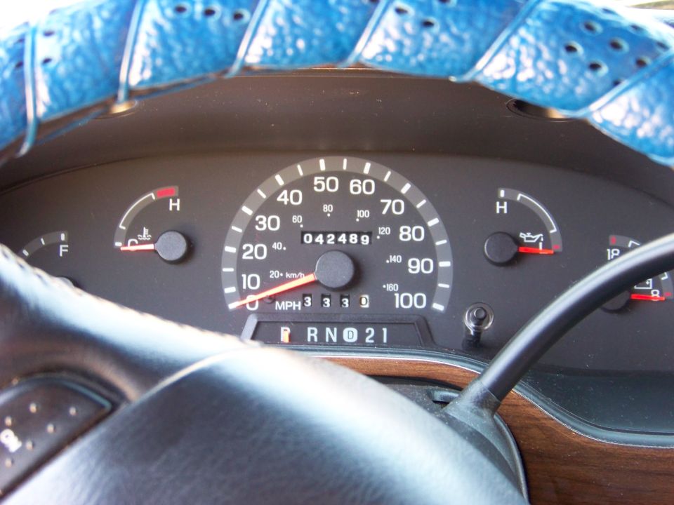 Dashboard with speedometer, odometer showing 042489, and gear selector