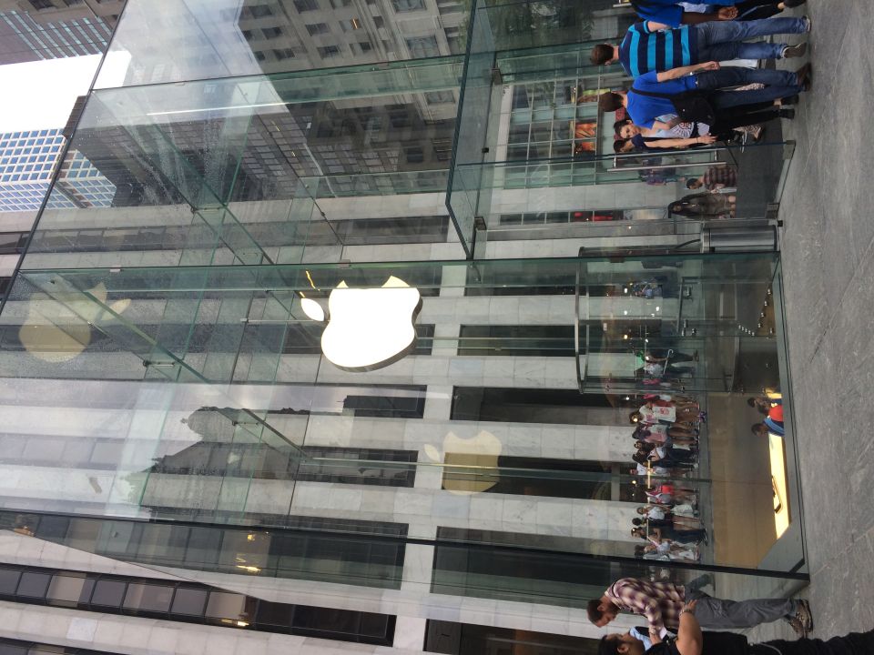 Glass cube entrance of the Fifth Avenue Apple Store