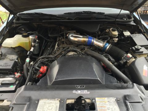 1994 Ford Crown Victoria - Engine bay of a 1994 Ford Crown Victoria, showing the V8 4.6L engine.