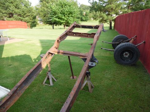 1993 Ford Bronco - To get the rear axle out, I had to raise the back end.