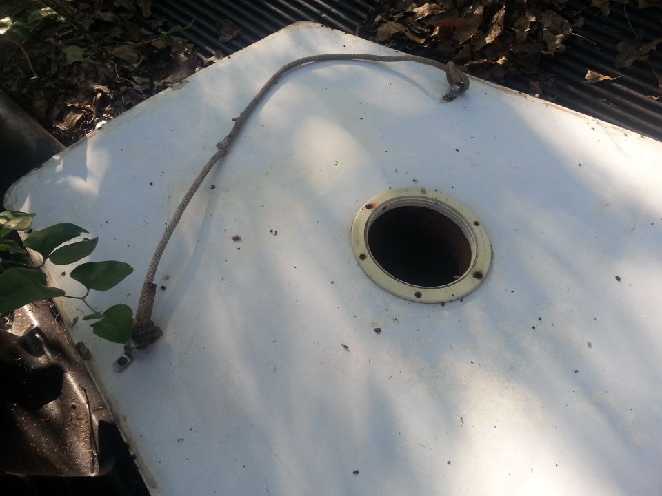 White surface with a circular opening and a rope, Supermotors.net logo visible
