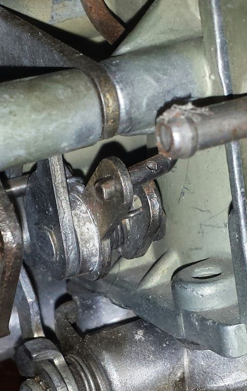 1995 Ford Bronco - This image shows a detailed view of mechanical linkage, likely part of a vehicle's carburetor system.