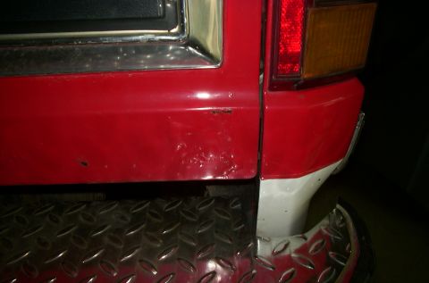 1981 Ford Bronco - rust in tailgate