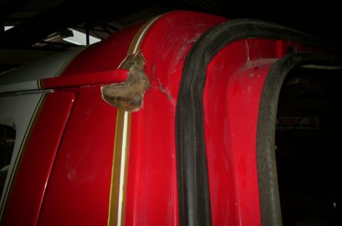 1981 Ford Bronco - OUCH! roof rust... gotta fix that.. and soon!!