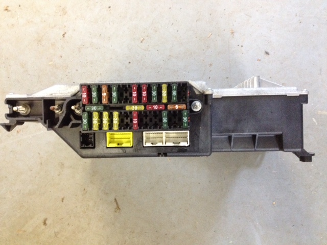 Fuse box assembly with multiple fuses and connectors