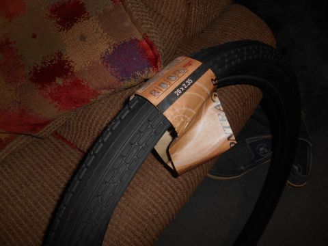 Bicycle tire with 26 x 2.35 label