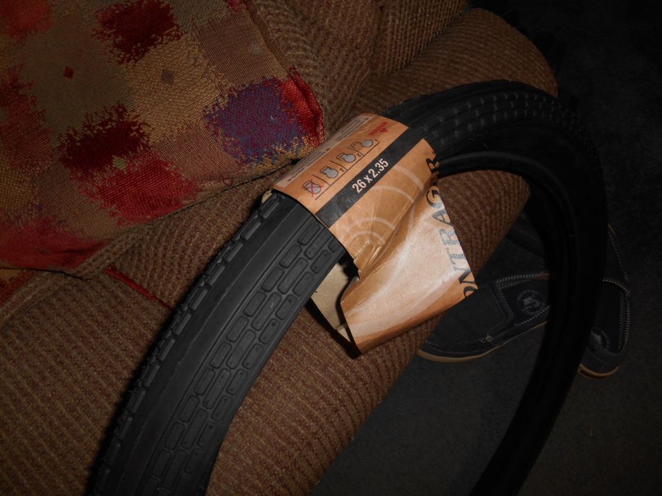 Bicycle tire with 26 x 2.35 label