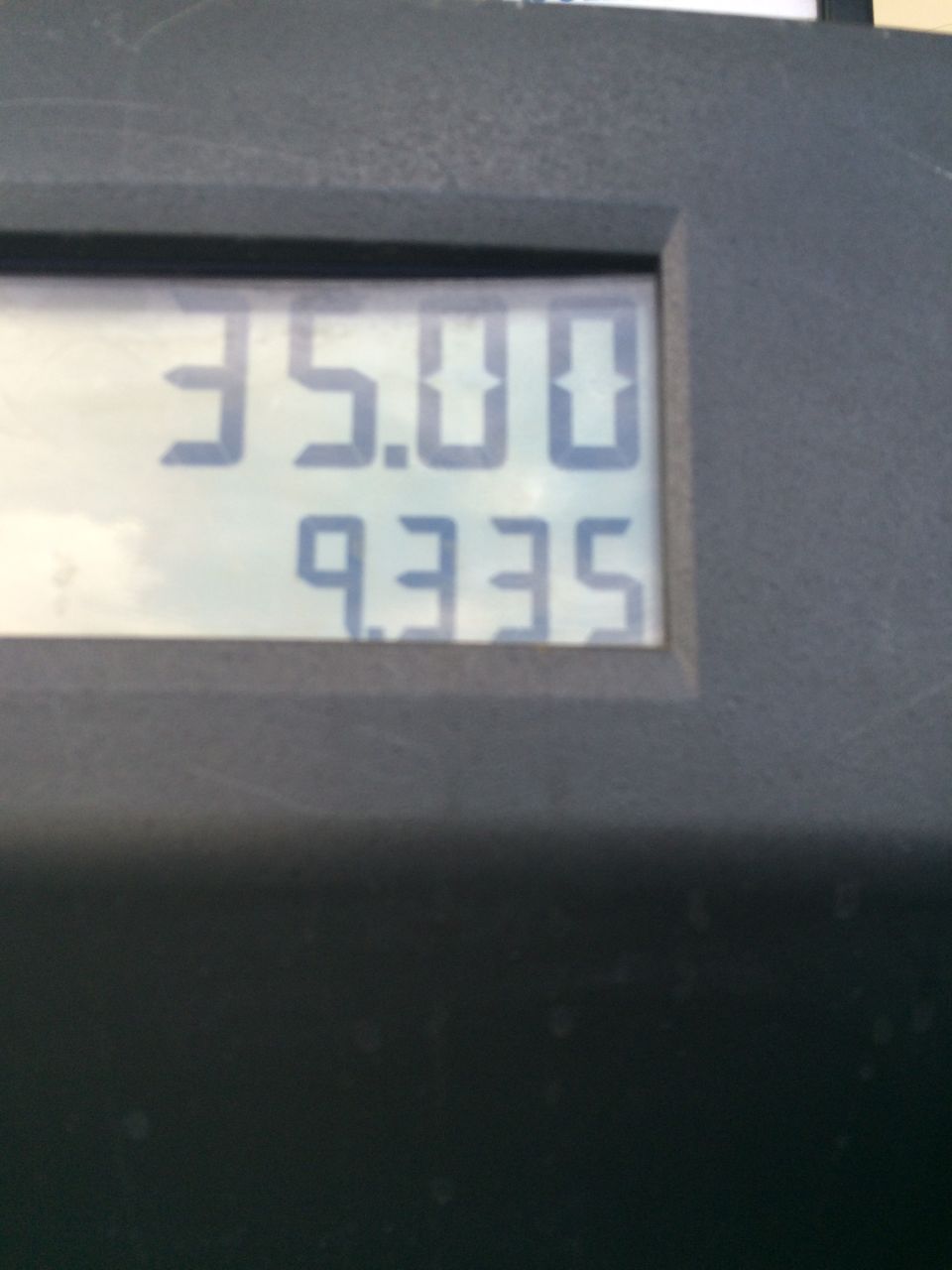 Gas pump display showing $35.00 and 9.335 gallons.