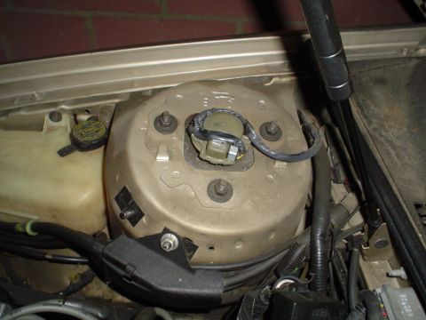 1989 Lincoln Continental - cover off from engine compartment side - RH strut tower