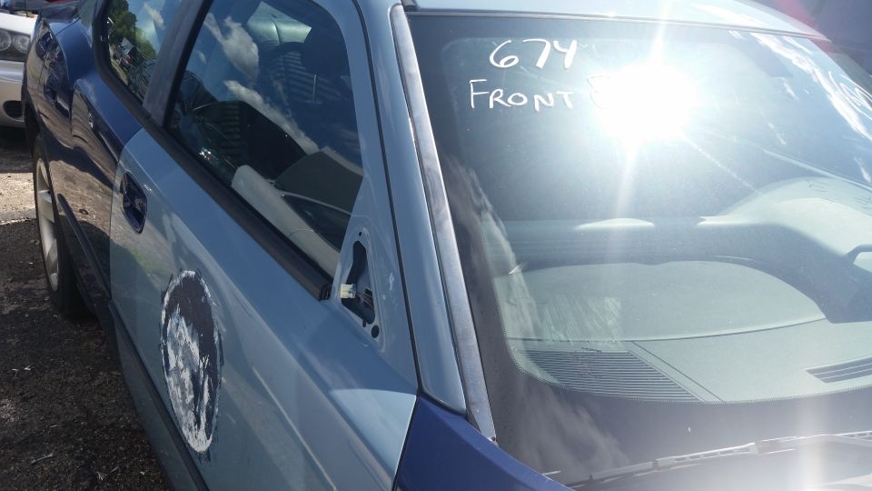 Vehicle glass with grease-pencil markings 674 front