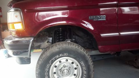 1996 Ford Bronco - Finally! A wheel is back onit. Looks good :)