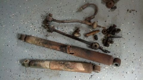 1996 Ford Bronco - Junk... Notice the muffler clamp; the whole "clamp" portion was rusted away.