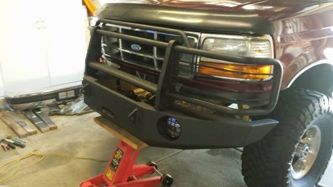 1996 Ford Bronco - Using the floor jack to line up the new bumper