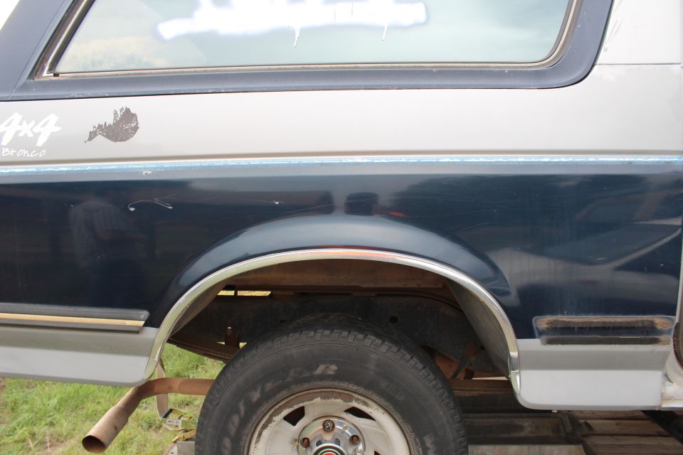 1989 Ford Bronco side view, rear wheel well, exhaust pipe, 4x4 Bronco decal