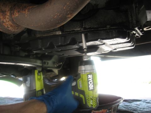 1994 Ford Bronco - Removing the transmission pan on a 1994 Ford Bronco for a fluid change.