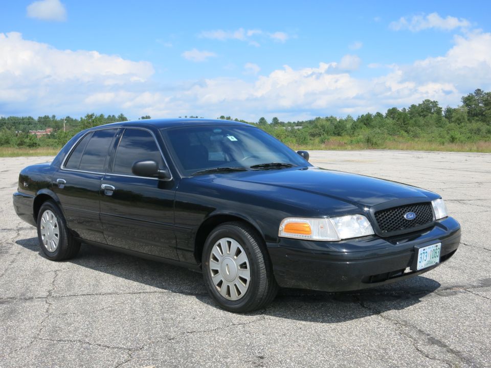 Black 2001 Ford Crown Victoria 3q-front view with license plate 373 1083
