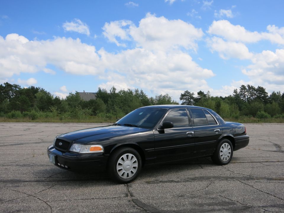 Black 2001 Ford Crown Victoria sedan, 3/4 front view