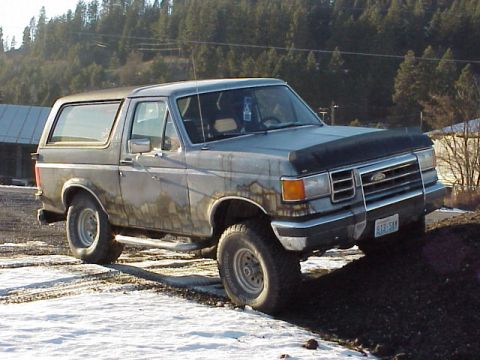 1989 Ford Bronco - This Ford Bronco appears to be from the late 1980s, not a 1989 model as claimed.
