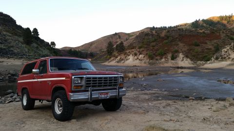 1981 Ford Bronco - They were out of 31" tires so they gave me the 32" for the same price! Decided to try out the new BFG A/T KO2