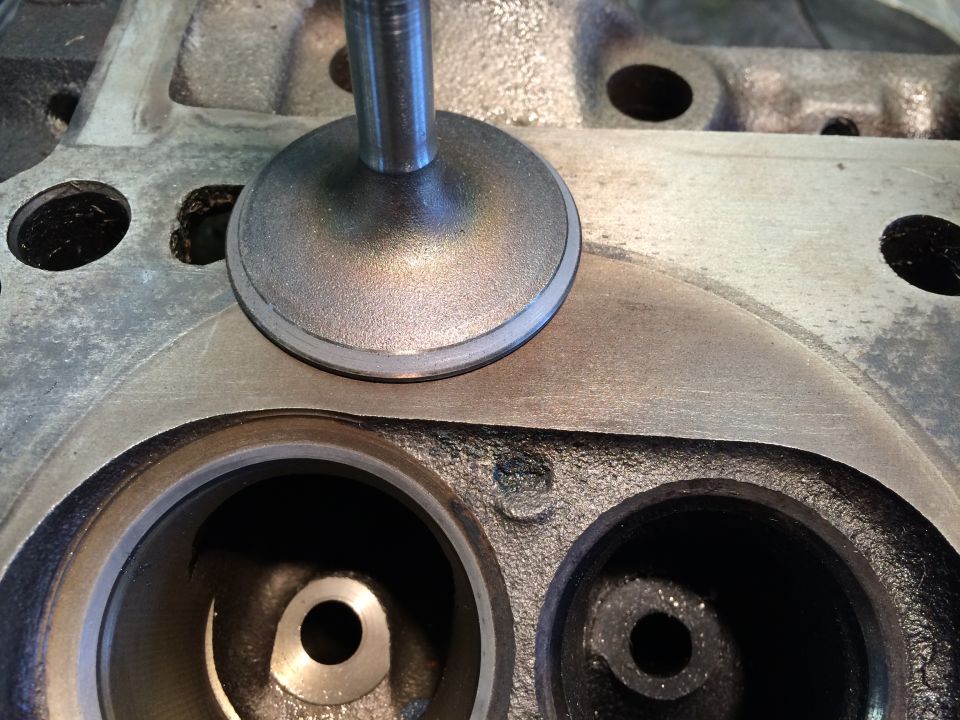 Engine cylinder head with a valve stem and seat