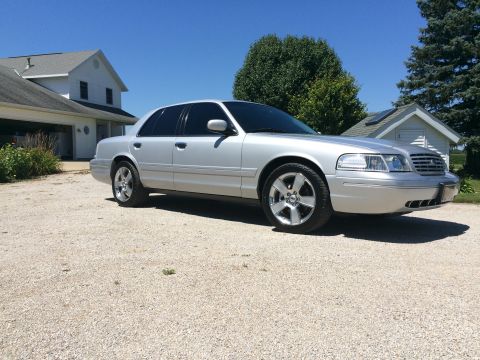 2003 Ford Crown Victoria photo