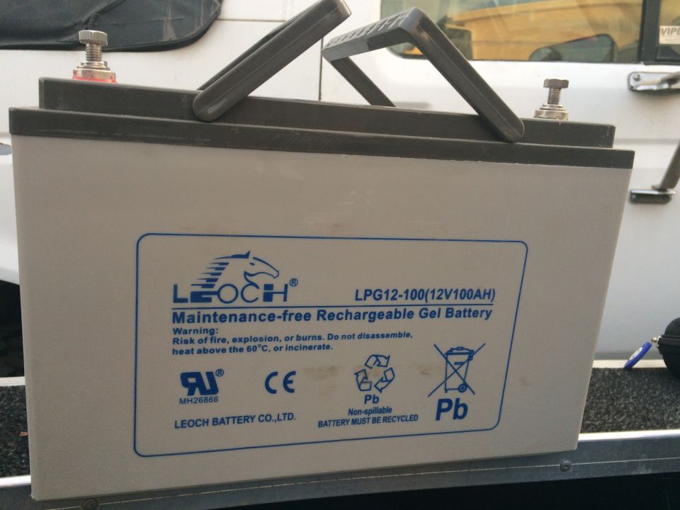 Leoch 12V 100AH rechargeable gel battery with warning labels and recycling symbols.