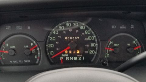 2001 Ford Crown Victoria - The dashboard displays the odometer reading of 567 miles and a speed of 6514 km/h.