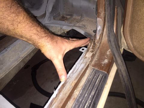 1991 Ford Bronco - Rust on the lip of the floor. Just this section left to cut out.