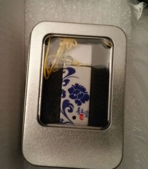 2001 Ford Excursion - Decorative USB drive with blue floral design and Chinese characters, presented in a metal tin.