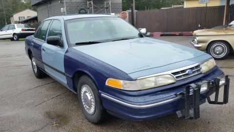 1991 Ford LTD Crown Victoria - This 1991 Ford Crown Victoria features a two-tone paint job and an aftermarket push bumper.