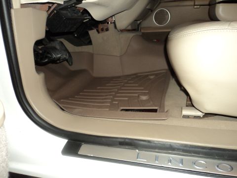 2004 Mercury Grand Marquis - Driver's side interior view of a Lincoln, showing floor mats and seat base of the seat.
