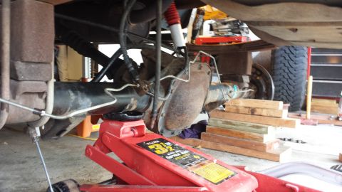 1996 Ford Bronco - old axle ready to come out