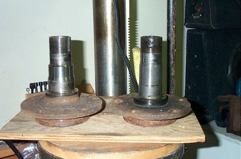 1995 Ford Bronco - Ford 3/4 ton D44 spindle with a Ford 1/2 D44 spindle