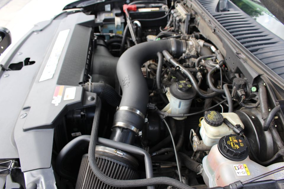 2003 Ford Expedition engine bay with K&N cold air intake