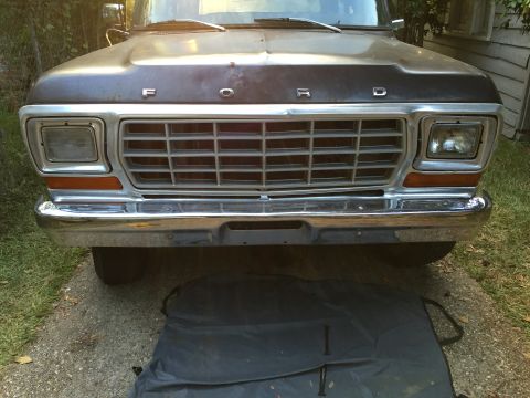 1978 Ford Bronco - Front view of a 1978 Ford Bronco, its distinctive grille and headlight design.