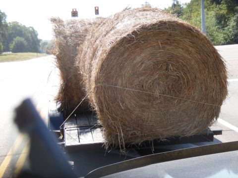 2004 Land Rover Land Rover - Just a string barely hanging onto the edge of 1 bale to hold them both on the trailer.