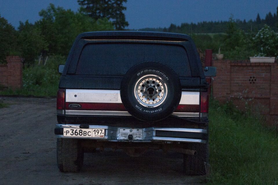 1987 Ford Bronco rear view with spare tire mounted on tailgate. License plate P368BC 197