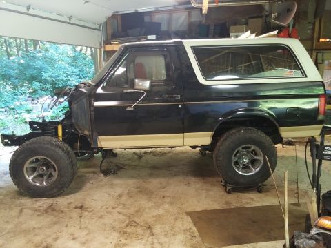 1989 Ford Bronco - This Ford Bronco is missing its front end, revealing its inner workings and suspension components.