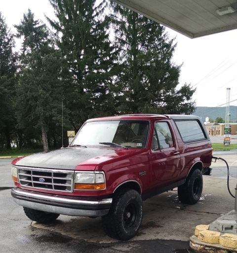 1994 Ford Bronco - This 1992 Ford Bronco is at a gas station, its hood is a different color than the rest of the vehicle.